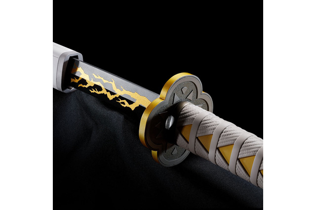 「鬼滅の刃」我妻善逸の日輪刀、約1/1サイズで立体化！ “雷の呼吸 壱ノ型 霹靂一閃”― 鞘付きで抜刀ギミックも楽しめる 画像