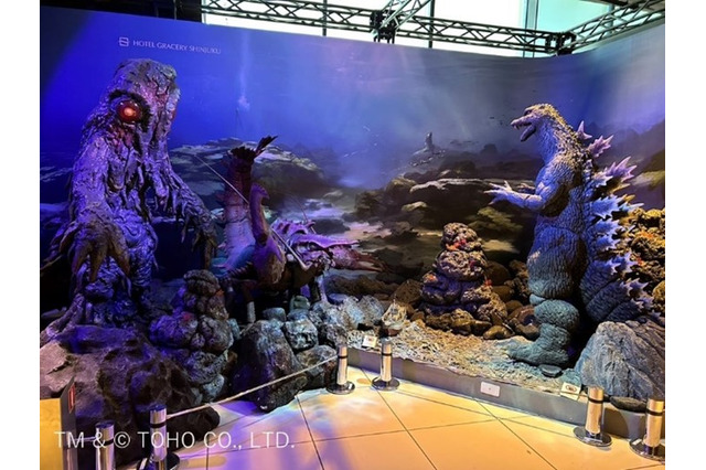 「ゴジラ」ド迫力!! 対峙するゴジラとへドラ、エビラがお出迎え！ホテルグレイスリー新宿に新ジオラマ登場 画像