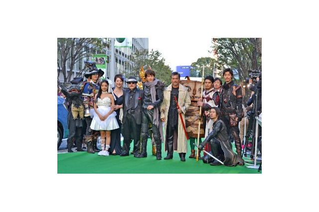 松坂慶子が黄金騎士とグリーンカーペットに　東京国際映画祭に「牙狼～蒼哭ノ魔竜～」 画像