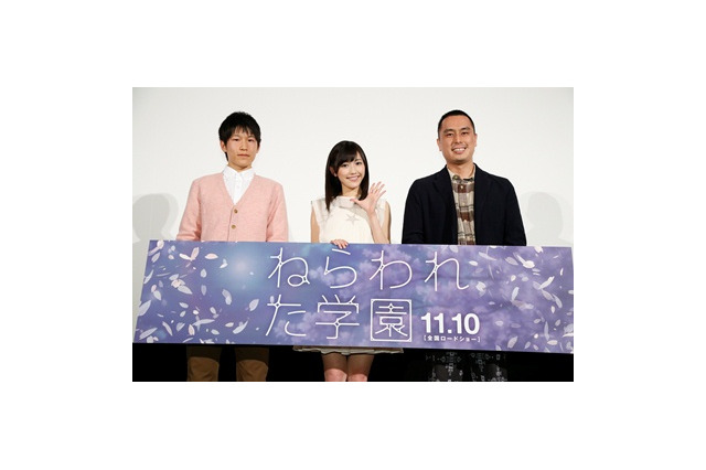 渡辺麻友　映画「ねらわれた学園」主題歌を初披露、桜吹雪舞うプレミア試写会 画像