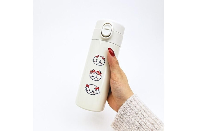 「ちいかわ」好きにはたまらない…♪ 赤いリボンと妖精姿が超キュート！ 癒しの表情あふれるコンパクトサイズのワンタッチステンレスボトルが登場 画像