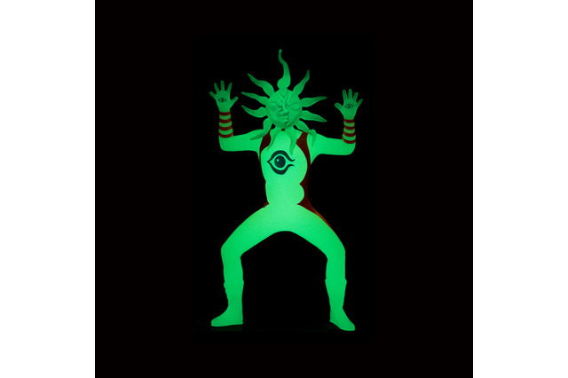 なんだこれは！「タローマン」光る“蓄光仕様”のフィギュアマスコットが再登場♪ カプセルトイ発売 画像