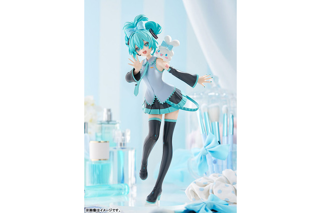 お揃いのリボンと髪型で笑顔のポーズ♪ 初音ミク×シナモンのコラボフィギュアが登場！ 肩にちょこんと乗ったシナモンもキュート♪ 画像