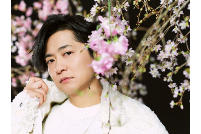 声優・下野紘、桜との美麗ショットが眼福♪「神の雫」亀梨和也×佐藤拓也が裏表紙に　「TVガイドVOICE STARS」 画像