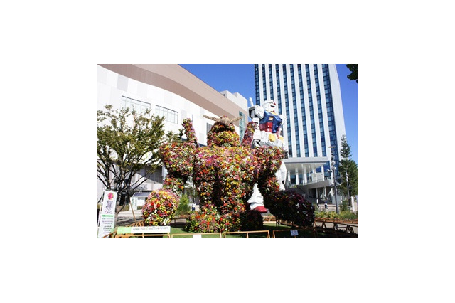 花と緑の巨大ガンダム　お台場で“街の緑”をアピール中 画像