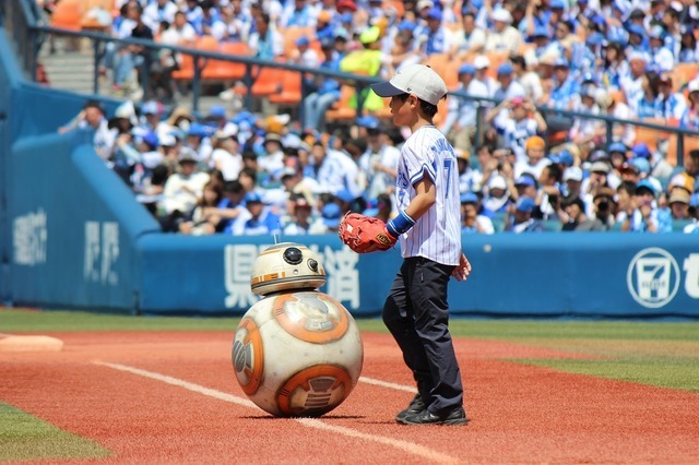 「スター・ウォーズ」BB-8が世界初の始球式　「とてもエキサイティング！」 画像
