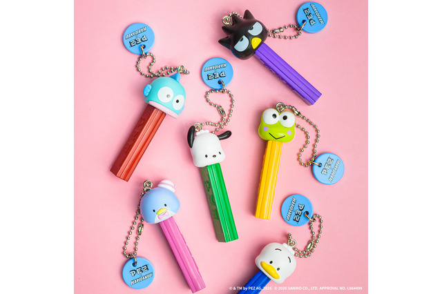 ポップなカラーが超可愛い！「はぴだんぶい」とPEZがコラボ！ボールチェーン付きのマスコットで登場♪ 画像