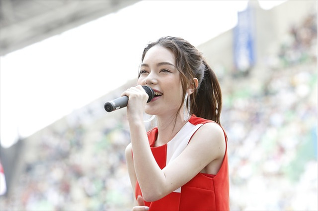 安田レイがJ1リーグ始球式に登場 新曲「Message」で選手にエール 画像