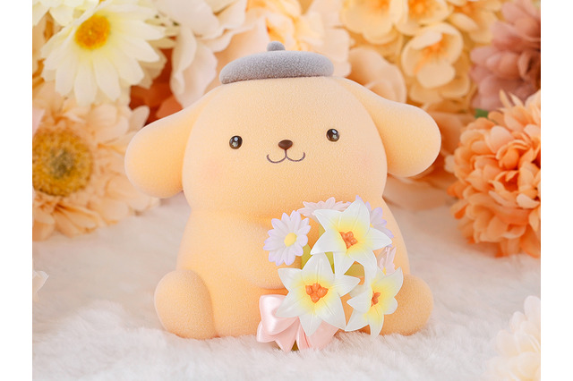 愛くるしい瞳にメロメロ♪ 「ポムポムプリン」パステルカラーverがついに発売！ ユリ&ミヤコワスレを手にちょこんと佇む姿がキュート 画像