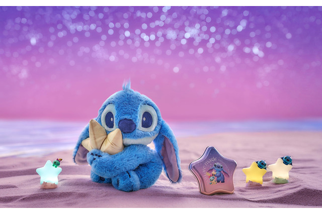 スティッチが星をぎゅっ☆ ハワイの夕暮れカラーや涼しげブルーの“夏っぽ”新グッツが続々登場【ディズニーストア】 画像