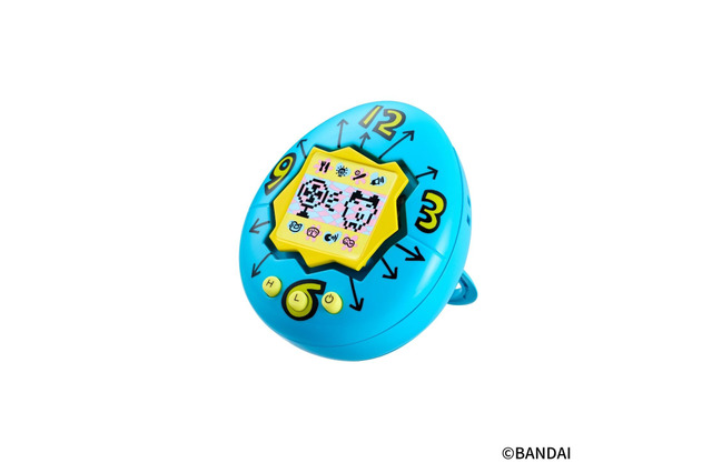 「たまごっち」初代デザインのハンディファン登場！ かわいいたまごっちと暑さを乗り切ろう♪ 持ち歩きはもちろん、デスクに置いて使用も可能 画像