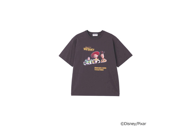 ウッディ＆バズ＆ジェシーが仲良くデザイン♪ 「トイ・ストーリー」ROSE BUDコレクション登場！ 名シーンTシャツやポーチなど遊び心あふれるアイテムがラインナップ♪ 画像