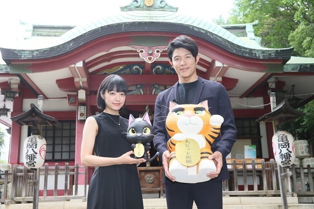 「ルドルフとイッパイアッテナ」井上真央と鈴木亮平が特製招き猫を奉納 画像