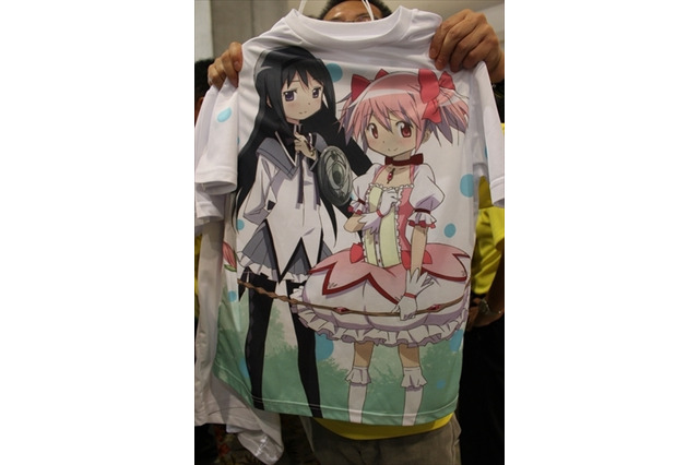 スポーツ報知が初出展 「MADOGATARI」展グッズも販売【コミケ90】 画像