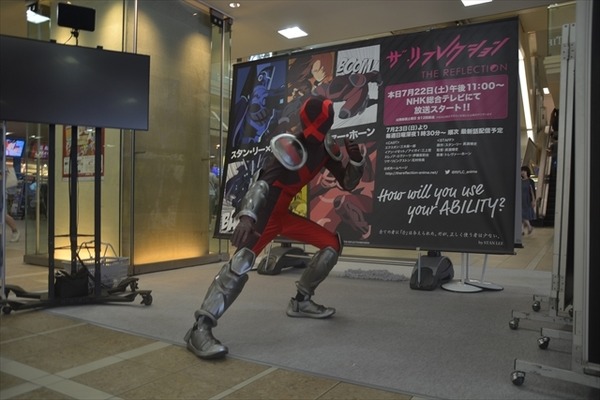 「THE REFLECTION」エクスオンが新宿に参上！ 猛暑から人類を救うべくうちわを配布