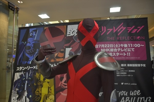 「THE REFLECTION」エクスオンが新宿に参上！ 猛暑から人類を救うべくうちわを配布