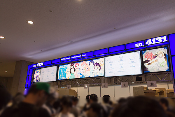 「ごちうさ」チノちゃんコスのコンパニオンがお出迎え！NBCユニバーサルブース【コミケ92】