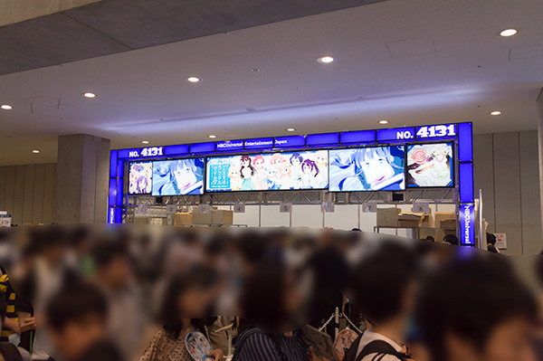 「ごちうさ」チノちゃんコスのコンパニオンがお出迎え！NBCユニバーサルブース【コミケ92】