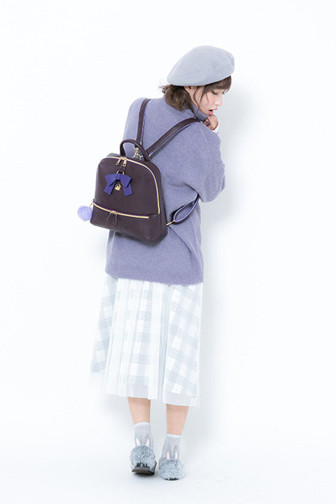 リュック（リゼ モデル）岡田紗佳による着用イメージ(C)Koi・芳文社／ご注文は製作委員会ですか？？