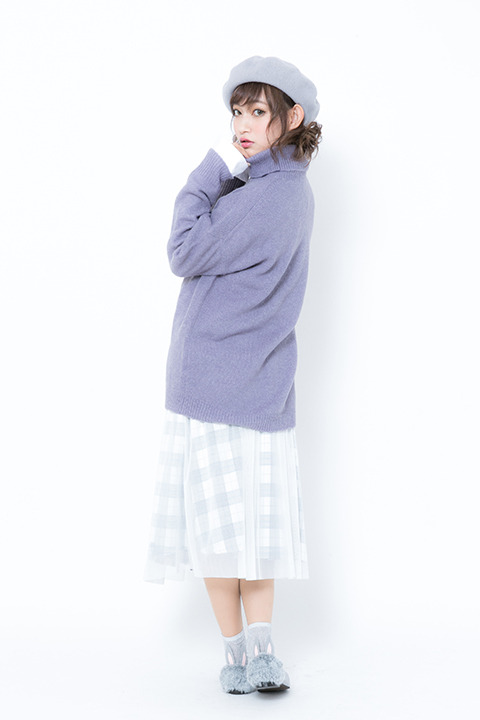 フラットパンプス（ワイルドギース モデル）岡田紗佳による着用イメージ(C)Koi・芳文社／ご注文は製作委員会ですか？？