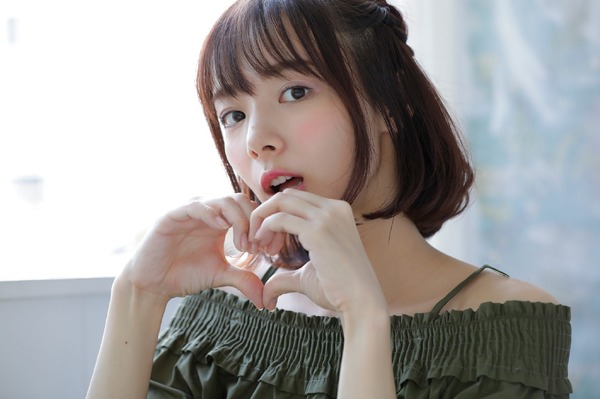 岡田紗佳による着用イメージ(C)Koi・芳文社／ご注文は製作委員会ですか？？