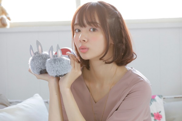 岡田紗佳による着用イメージ(C)Koi・芳文社／ご注文は製作委員会ですか？？