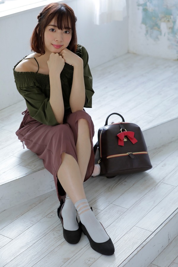 「ごちうさ」“ヲタク女子目線”のリュック&パンプス 「non-no」モデル・岡田紗佳とコラボ