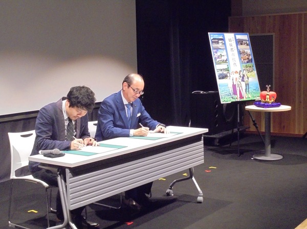 「調印の様子」(C) 2017 サクラクエスト製作委員会