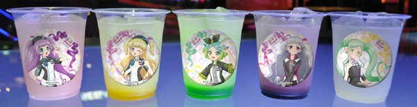 「プリズムドリンク(全5 種)各600 円（税込）(ピーチ/マンゴー/メロン/グレープ/ホワイト)」(C)Ｔ－ＡＲＴＳ / syn Sophia / テレビ東京 / IPP製作委員会