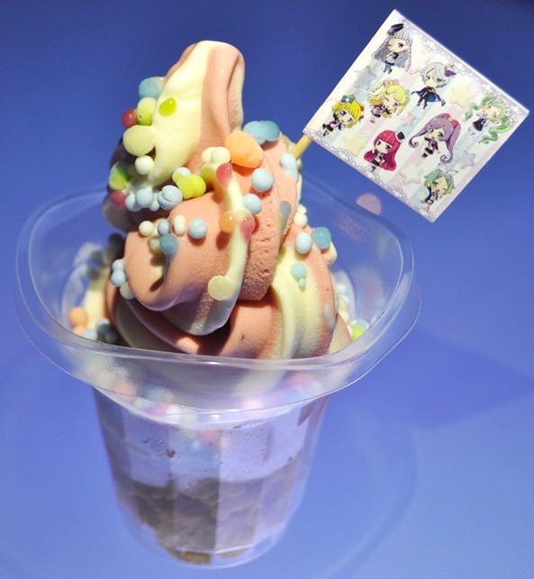 「プリズムパフェ600 円（税込）」(C)Ｔ－ＡＲＴＳ / syn Sophia / テレビ東京 / IPP製作委員会