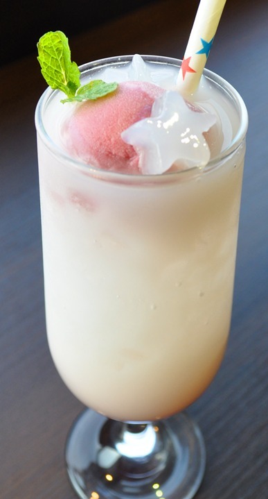 「スウィングマーチ・カシスドリンク800 円（税込）」(C)Ｔ－ＡＲＴＳ / syn Sophia / テレビ東京 / IPP製作委員会