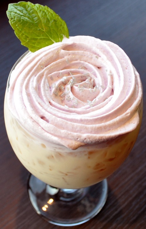 「紫京院ひびきブリリアント・チョコミルク800 円（税込）」(C)Ｔ－ＡＲＴＳ / syn Sophia / テレビ東京 / IPP製作委員会