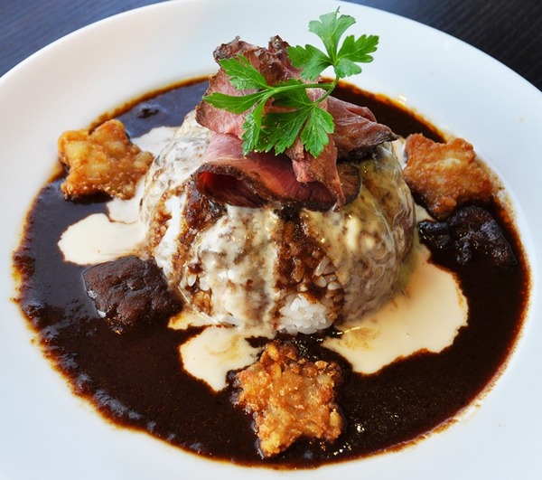 「ガァルマゲドンワルプリパラギスの漆黒カレー1,400 円（税込）」(C)Ｔ－ＡＲＴＳ / syn Sophia / テレビ東京 / IPP製作委員会