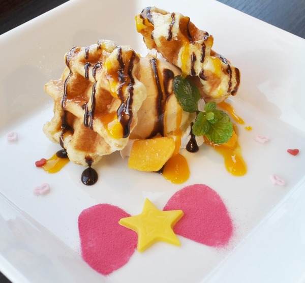 「夢川 ゆいゆめかわワッフルプレート1,000 円（税込）」(C)Ｔ－ＡＲＴＳ / syn Sophia / テレビ東京 / IPP製作委員会