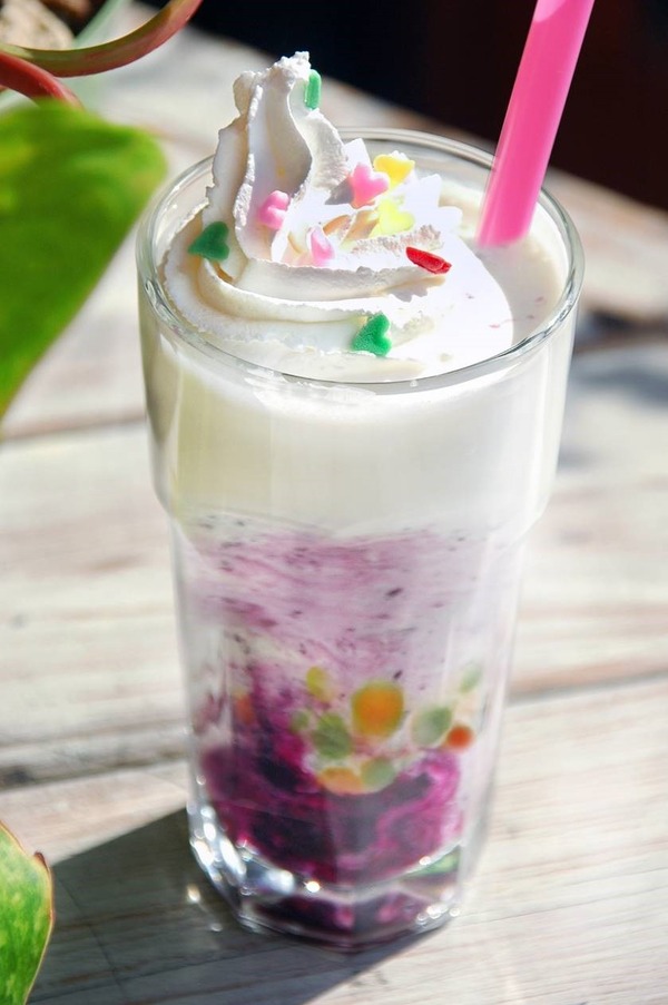 「かしこま！ブルーベリーミルクマーブル タピオカ756 円（税込）」(C)Ｔ－ＡＲＴＳ / syn Sophia / テレビ東京 / IPP製作委員会