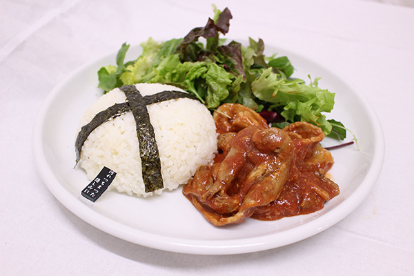 「文豪ストレイドッグス DEAD APPLE（デッドアップル）コラボカフェ」「汚濁プレート」 \1,204＋税 (C)2018 朝霧カフカ・春河35/ＫＡＤＯＫＡＷＡ/文豪ストレイドッグスDA製作委員会