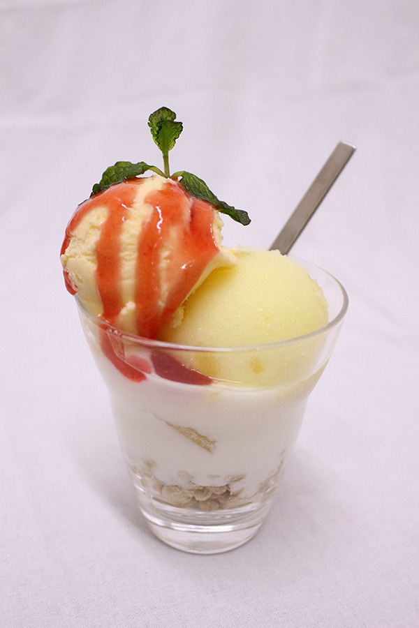 「文豪ストレイドッグス DEAD APPLE（デッドアップル）コラボカフェ」「DEAD APPLE グラノーラパフェ」 \1,000＋税 (C)2018 朝霧カフカ・春河35/ＫＡＤＯＫＡＷＡ/文豪ストレイドッグスDA製作委員会