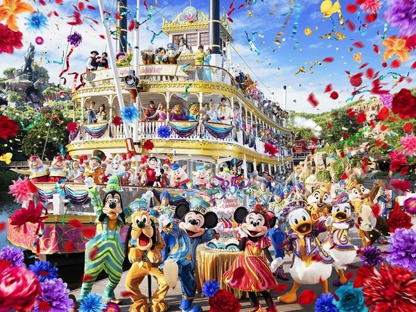 「蒸気船マークトウェイン号」を背景に、35周年のコスチューム姿のミッキーマウスやディズニーの仲間たちが勢ぞろい☆