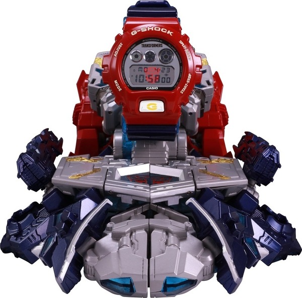 G-SHOCK × TRANSFORMERS　『マスターオプティマスプライム　レゾナントモード〔G-SHOCKセット〕』29,000円（税抜）(C)TOMY
