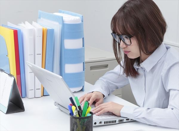 「機動戦士ガンダム V作戦マニュアルクッション」5,400円（税込）(C)創通・サンライズ