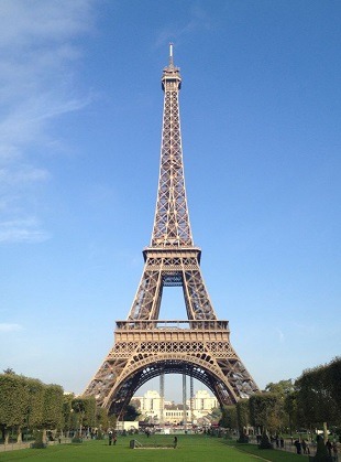 あまりにも有名なパリのシンボル、エッフェル塔。