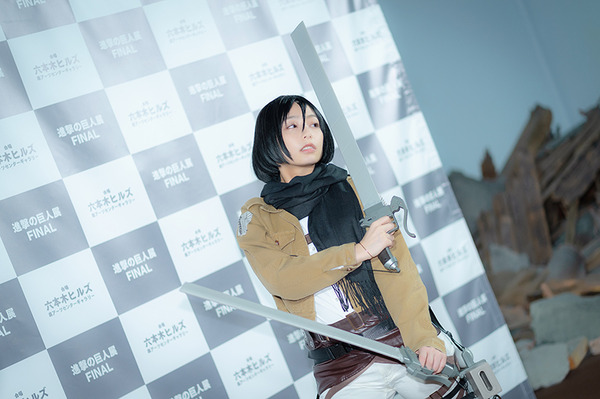 宇垣美里、「進撃の巨人」ミカサのコスプレ姿披露！ ミニ巨人を駆逐する一幕も【写真42枚】