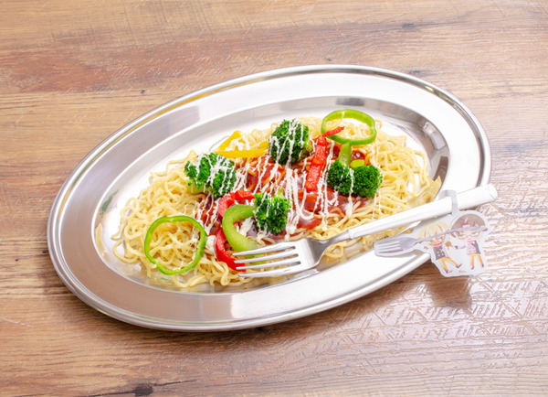 「喫茶さらざんまい　デザインプロデュースドバイサンリオ」玲央と真武のいつもの焼きそば　　1,180円（C） イクニラッパー／シリコマンダーズ