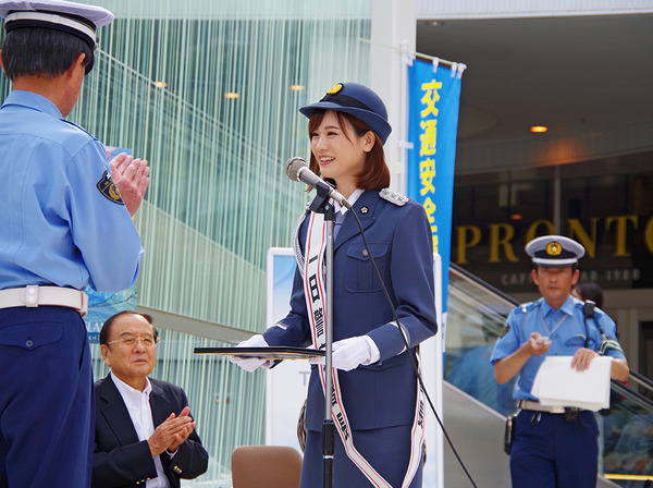 『青春ブタ野郎はゆめみる少女の夢を見ない』桜島麻衣役・瀬戸麻沙美 一日警察署長委嘱式（C）2018 鴨志田 一／ＫＡＤＯＫＡＷＡ アスキー・メディアワークス／青ブタ Project