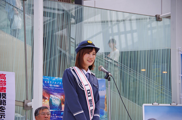 『青春ブタ野郎はゆめみる少女の夢を見ない』桜島麻衣役・瀬戸麻沙美 一日警察署長委嘱式（C）2018 鴨志田 一／ＫＡＤＯＫＡＷＡ アスキー・メディアワークス／青ブタ Project