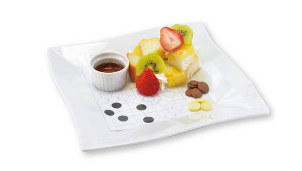 「ヒカルの碁カフェ」「囲碁部員大募集 筒井さんの詰碁クイズプレート」800円（税込）（C）ほったゆみ・HMC・小畑健・ノエル／集英社・テレビ東京・電通・ぴえろ