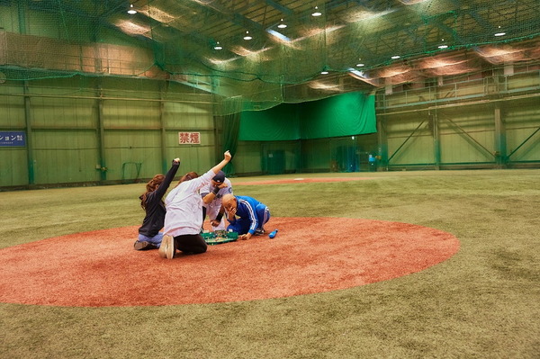 西田望見さんと立花理香さんに、“プロ野球ものまね芸人”とガチンコ野球対決（？）をしてもらいました 【「八月のシンデレラナイン」BD発売記念】