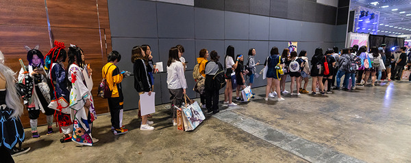 【コスプレ】「ジョジョ」岸辺露伴が参上！ マレーシアの男装レイヤー・八犬が超イケメン【写真21枚】