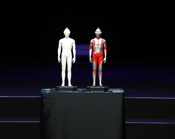 『シン・ウルトラマン』「ウルトラマン 第一号雛型(素体立体物による形状検証用)」（写真左）「ウルトラマン 第二号雛型(着彩済立体物による体表ライン検証用)」（写真右）（C）2021「シン・ウルトラマン」製作委員会
