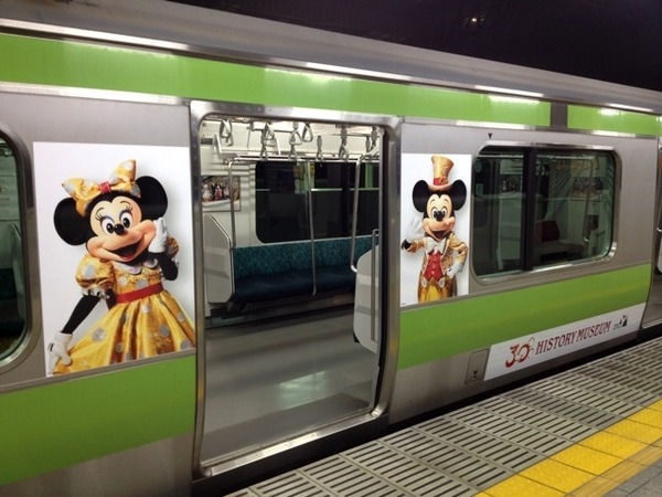 「東京ディズニーリゾート ヒストリーミュージアム」車外　(C) Disney